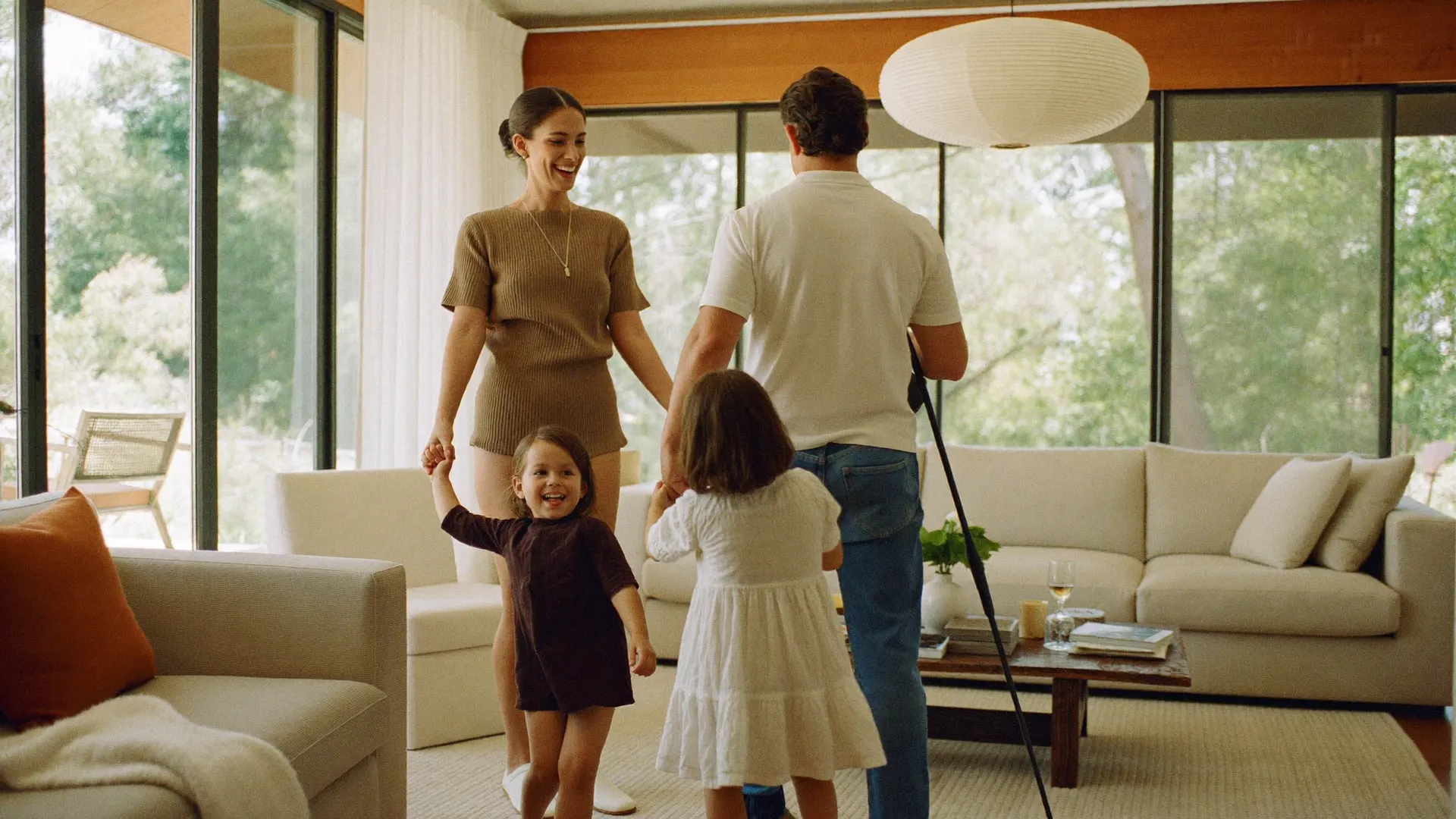 Familie in einem hellen, modernen Wohnzimmer mit viel Tageslicht